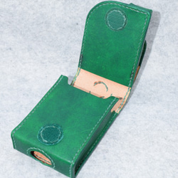 本革：タバコ＆使い捨てライターケース（緑）：マジックテープタイプ：手縫い：手染め 3枚目の画像