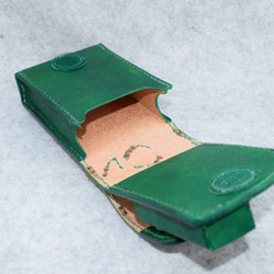 本革：タバコ＆使い捨てライターケース（緑）：マジックテープタイプ：手縫い：手染め 4枚目の画像