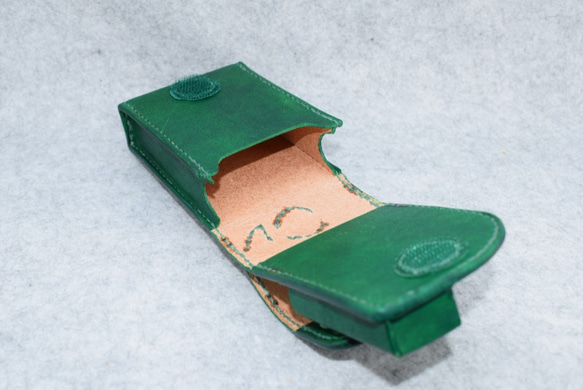 本革：タバコ＆使い捨てライターケース（緑）：マジックテープタイプ：手縫い：手染め 4枚目の画像