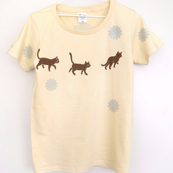 猫さんぽ柄Tシャツ（受注生産） 1枚目の画像