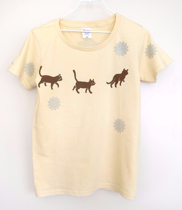 猫さんぽ柄Tシャツ（受注生産） 1枚目の画像