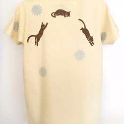 猫さんぽ柄Tシャツ（受注生産） 2枚目の画像
