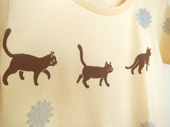 猫さんぽ柄Tシャツ（受注生産） 3枚目の画像