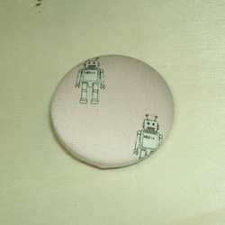 「ロボットpink」柄のブローチ帯留め（φ25㎜） 3枚目の画像