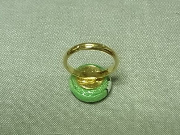「緑チョウチョ」柄の指輪 2枚目の画像