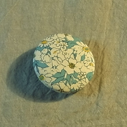 「水色白花」柄のブローチ帯留め 1枚目の画像