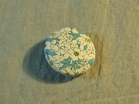 「水色白花」柄のブローチ帯留め 1枚目の画像