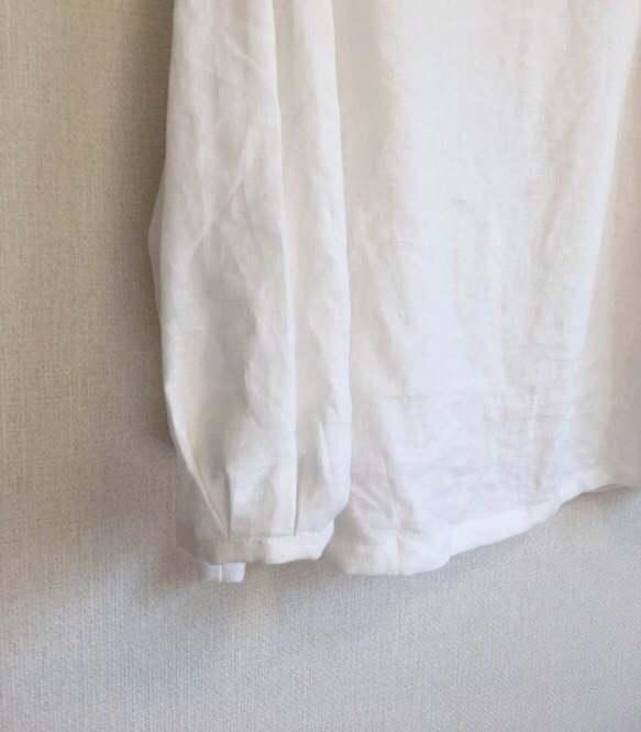 《リネン100% ボリュームタック袖のブラウス(ホワイト)》 2枚目の画像
