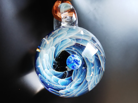 ◇ [ オミグラ！ ]  宇宙 ガラス  地球 【エンベロープ】 ペンダント ネックレス メンズ レディース ☆ 2枚目の画像