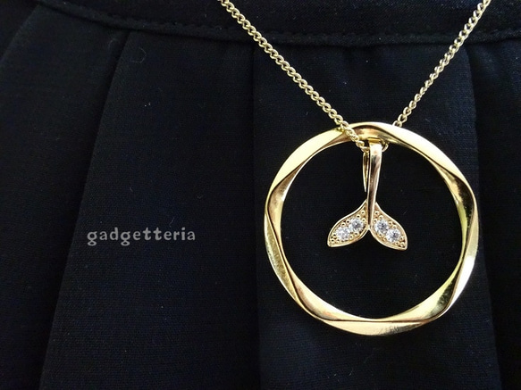 Whale Tail Circle necklace 1枚目の画像