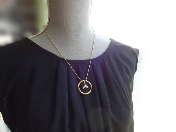 Whale Tail Circle necklace 2枚目の画像