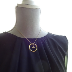 Whale Tail Circle necklace 3枚目の画像