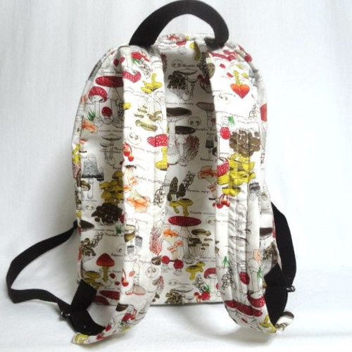 リアルきのこ図鑑柄リュック リュック・バックパック CROWN BEAT 通販