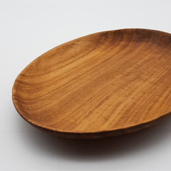 手彫りの木のお皿　楕円中深皿Lサイズ　チーク材　オリーブオイル仕上げ 1枚目の画像
