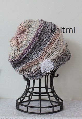 オーガニックコットン　ゆったり　ニット帽　ナチュラル　フラワー　花紫ベージュ　ピンク　コサージュ付