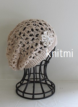 【涼しいニット帽】ベージュ　綿100％　しめつけなし　コサージュ