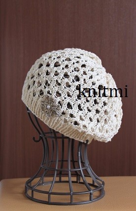 【涼しいニット帽】ホワイト綿100％　しめつけなし　コサージュ付