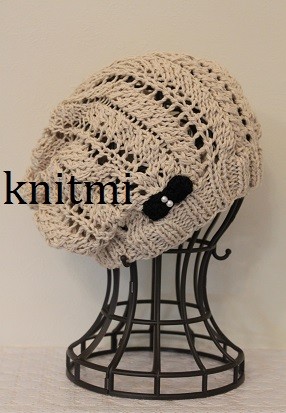 【しめつけなし★上質コットン100% ゆったりニット帽】ベージュ　アイボリー　コサージュ付