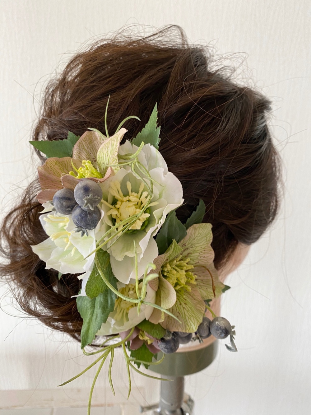 クリスマスローズとベリーのナチュラル髪飾り【造花】ウェディング・成人式などの着物に！