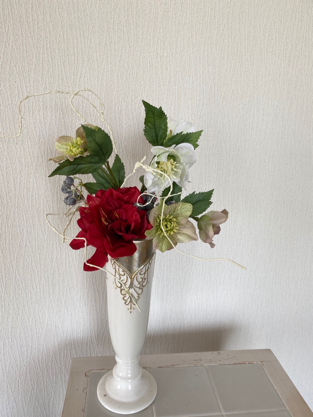 真っ赤なアマリリスとクリスマスローズのアレンジ【造花】クリスマスインテリア・各種ギフトに