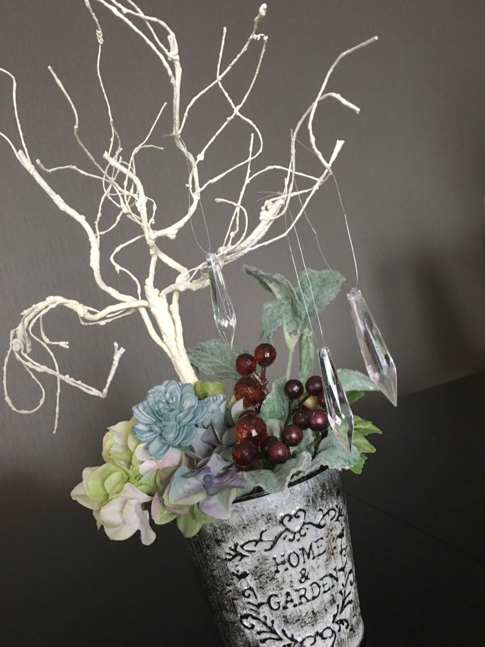 サンキャッチャーとスモーキーカラーのインテリア【造花】