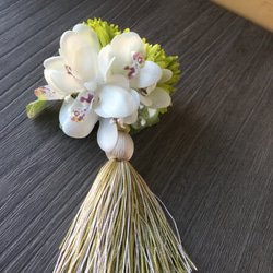 胡蝶蘭とマムのタッセル髪飾り【造花】ウェディング・成人式などの着物に！ 3枚目の画像