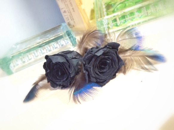 ブラックバラ×ファーの髪飾り【プリザーブドフラワー】卒業式・ウエディングに 3枚目の画像
