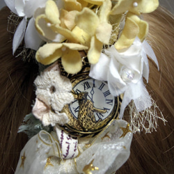 アンティーク風イエローカラーの染花とウサギの時計カチューシャ 　 3枚目の画像