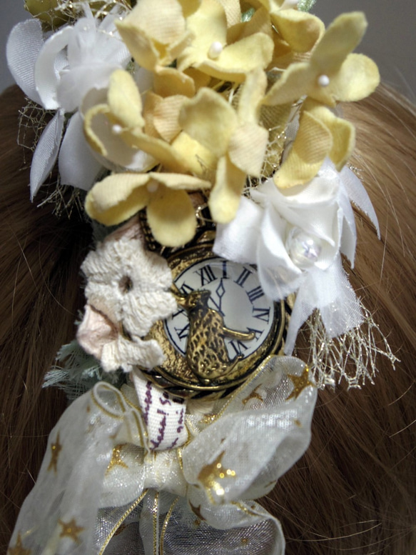 アンティーク風イエローカラーの染花とウサギの時計カチューシャ 　 3枚目の画像