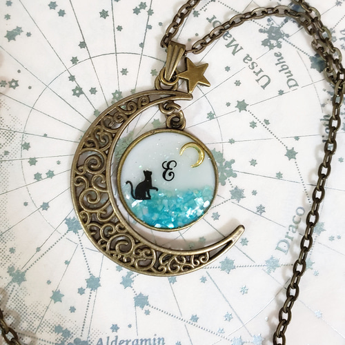 再販。オーダーメイド☆光る黒猫と透かし三日月のネックレス☆レジン 