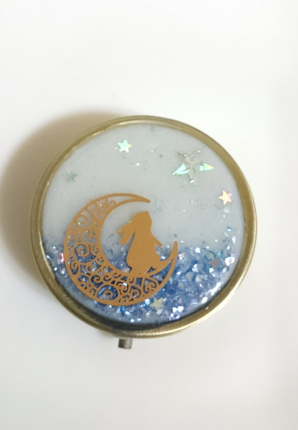 一点のみ。星に願いを…光る月夜のうさぎピルケース☆レジンハンドメイド☆蓄光 2枚目の画像