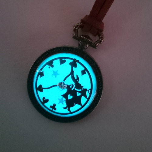 一点のみ☆光るアリスのウサギの懐中時計型ネックレス レジン 蓄光 
