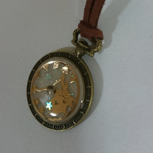 一点のみ☆光るアリスのウサギの懐中時計型ネックレス レジン 蓄光 