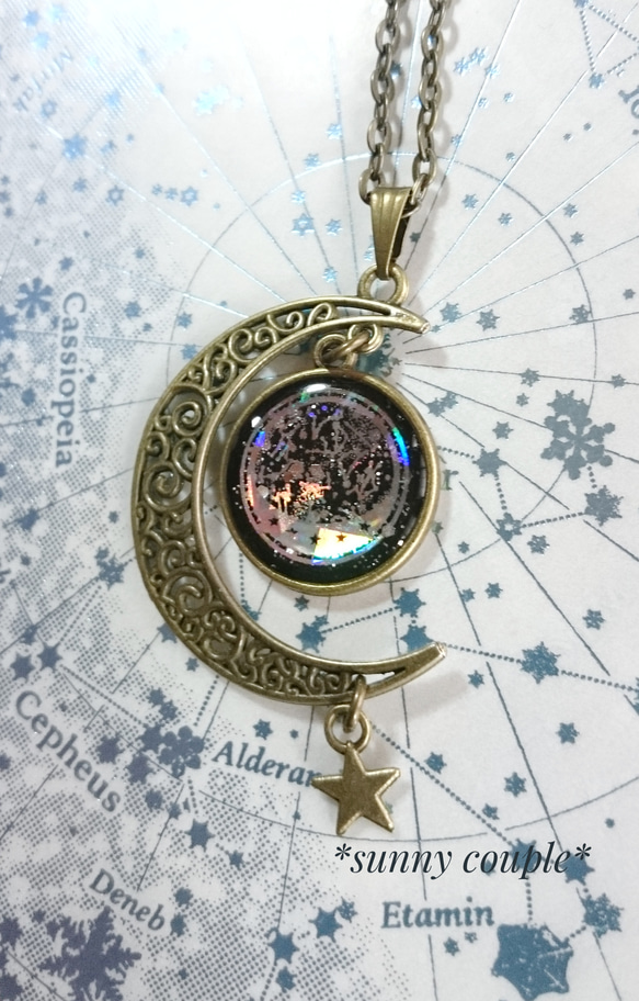 夜空のホログラム星座と透かし三日月のネックレス④☆レジンハンドメイド☆宇宙☆軌道☆惑星☆星座 2枚目の画像