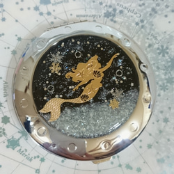 冬の海辺のアリエル風コンパクトミラー☆ 拡大鏡付両面ミラー レジン 