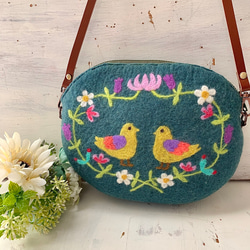 鳥とお花の羊毛刺繍ポシェット（モスグリーン） 1枚目の画像