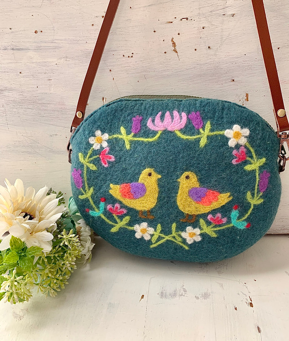 鳥とお花の羊毛刺繍ポシェット（モスグリーン） 1枚目の画像