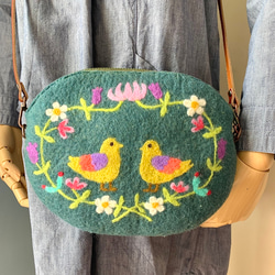 鳥とお花の羊毛刺繍ポシェット（モスグリーン） 3枚目の画像