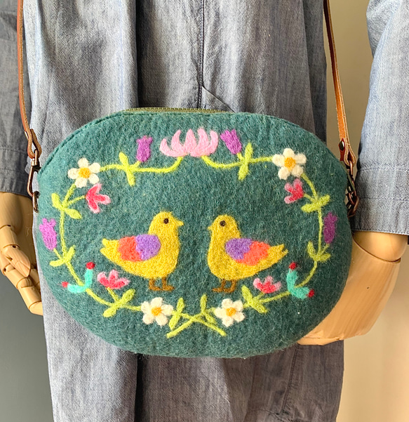 鳥とお花の羊毛刺繍ポシェット（モスグリーン） 3枚目の画像