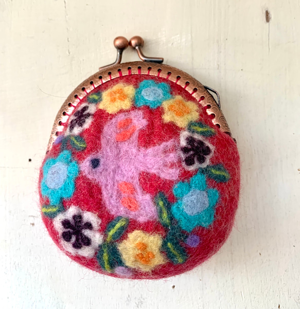 お花と小鳥の羊毛刺繍のコインケース（スカーレット） 2枚目の画像