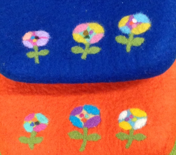 羊毛フエルトの花の刺繍のミニポシェット 3枚目の画像