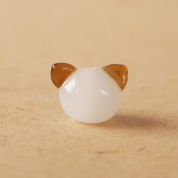 猫の顔 とんぼ玉（ガラスビーズ）（白茶）【限定ビーズ】 1枚目の画像