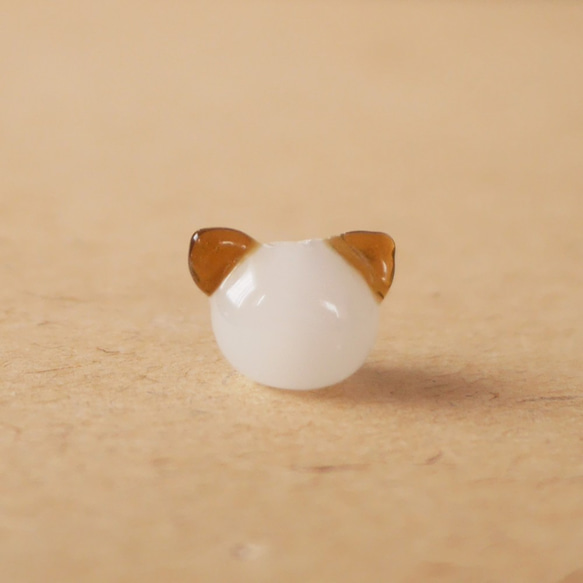 猫の顔 とんぼ玉（ガラスビーズ）（白茶）【限定ビーズ】 2枚目の画像