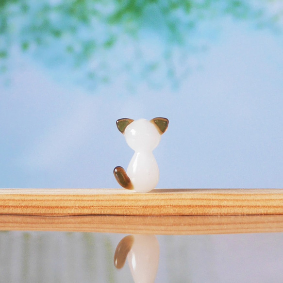猫 とんぼ玉（ガラスビーズ）（白茶）【限定ビーズ】 2枚目の画像