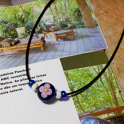 花柄 とんぼ玉 ガラス チョーカー （紺） 2枚目の画像