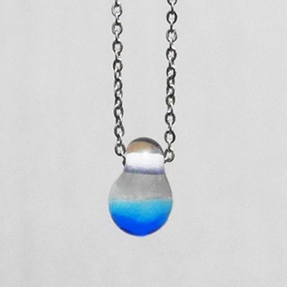 しずくのガラス細工 ネックレス（水色＆ブルー） 1枚目の画像