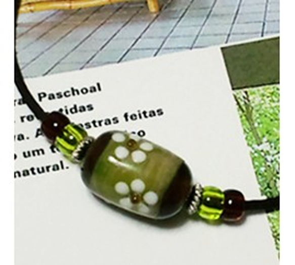 とんぼ玉 ガラス チョーカー（茶色＆グリーンに白い花） 1枚目の画像