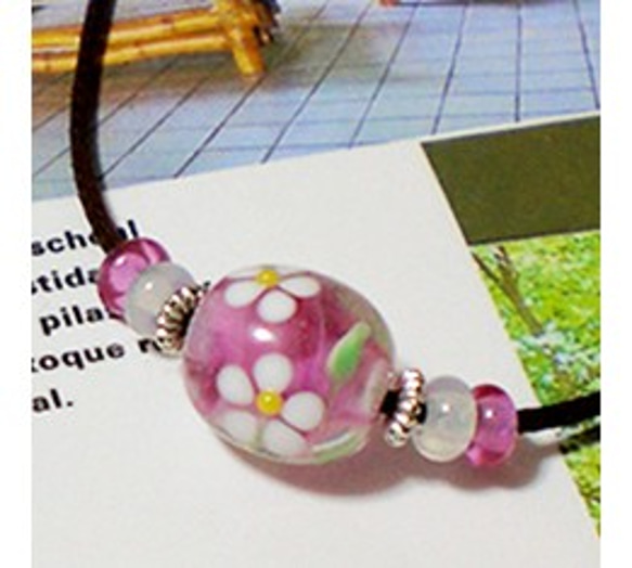とんぼ玉 ガラス チョーカー（ピンクに白の花＆グリーンの葉） 1枚目の画像