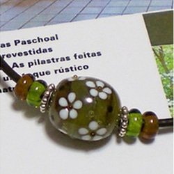 とんぼ玉 ガラス チョーカー（深緑＆茶色に白い花） 1枚目の画像