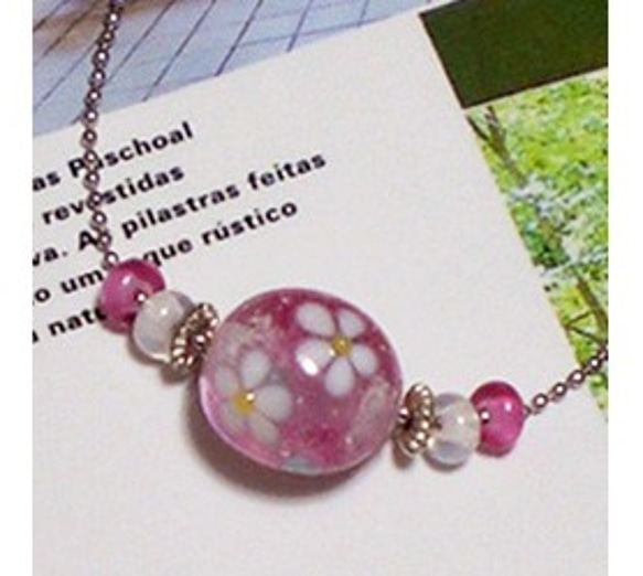 花柄 とんぼ玉 ガラス細工 ネックレス（ピンク） 1枚目の画像